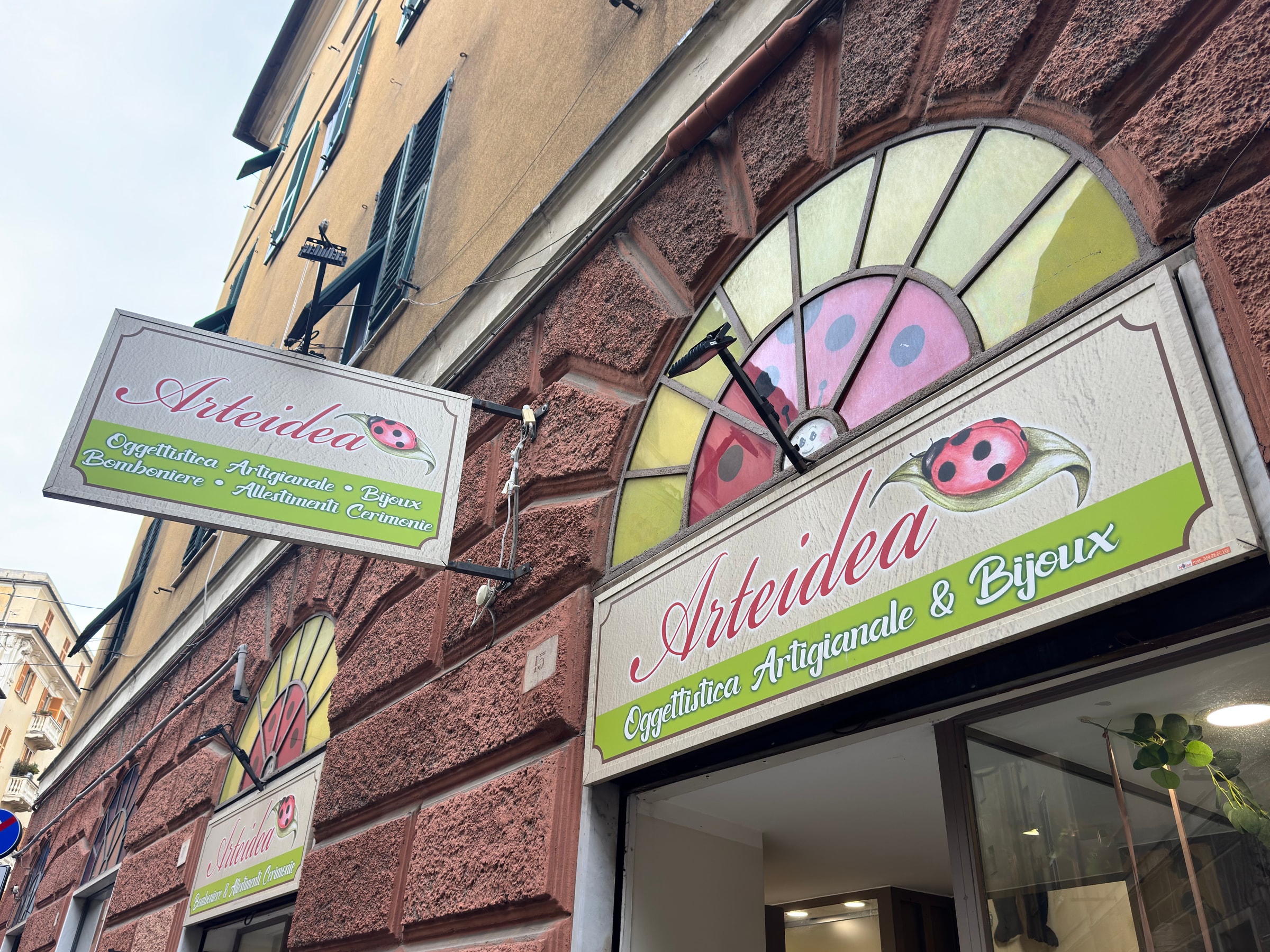 Le insegne e l’ingresso esterno del negozio Arteidea a Genova Sampierdarena